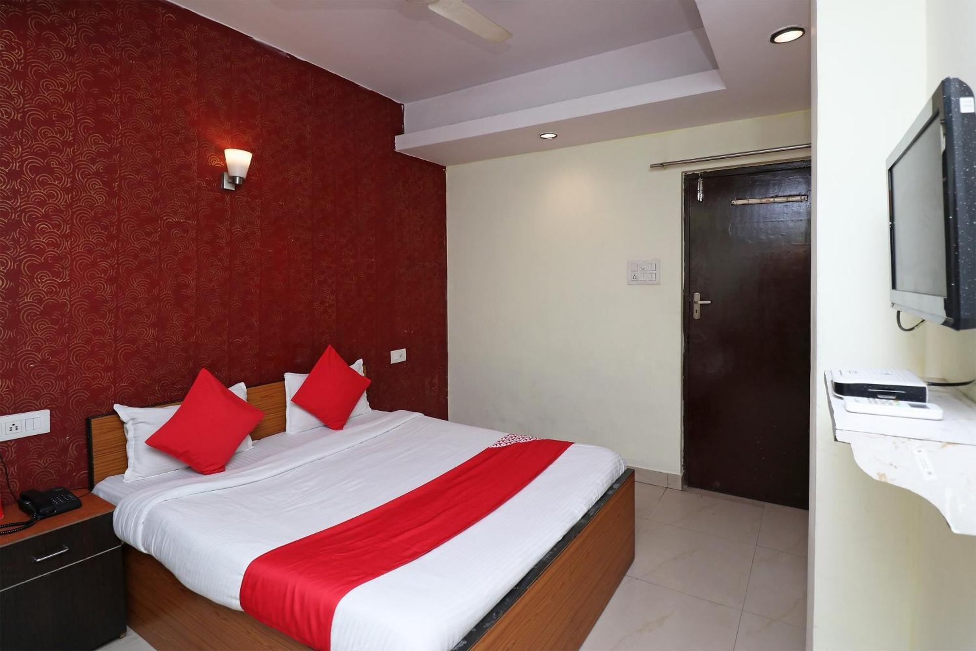 Capital O Hotel R Inn Muthiganj 外观 照片